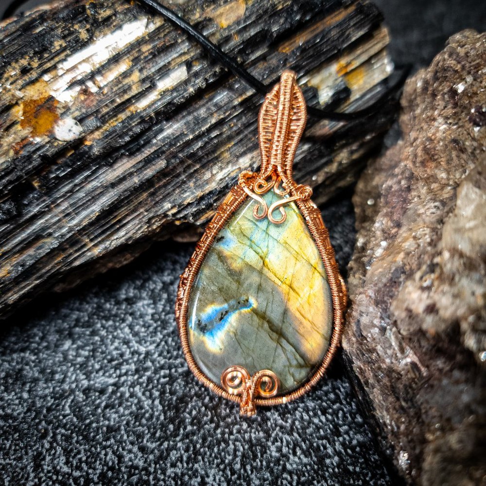 Labradorite Pendant by Vailen